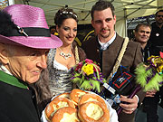 auf dem Viktualienmarkt mit Bode Müller (li.) (©Foto: Martin Schmitz)